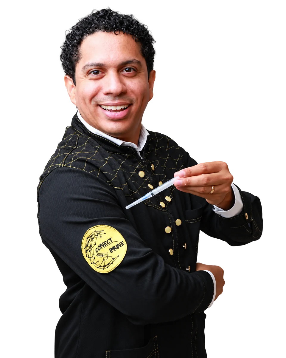 Leoncio Santos segurando uma seringa em uma sala de vacinação, sem fundo